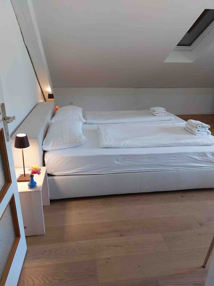 غرفة نوم بسرير مزدوج