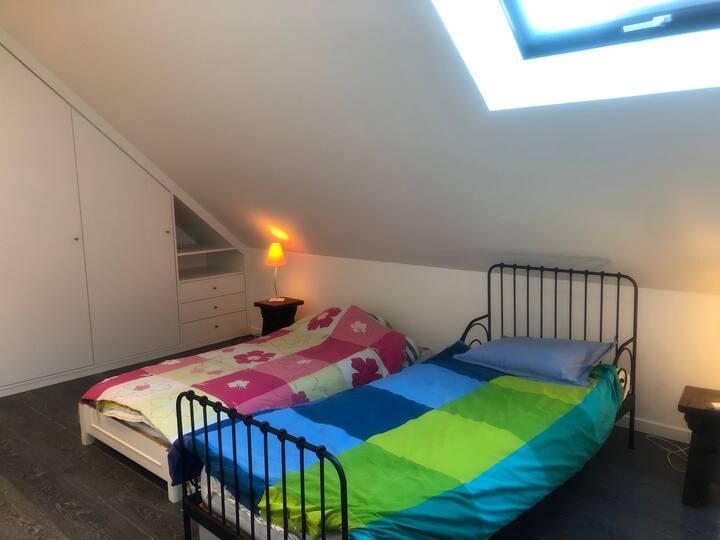 חדר שינה עם 2 או 3 מיטות