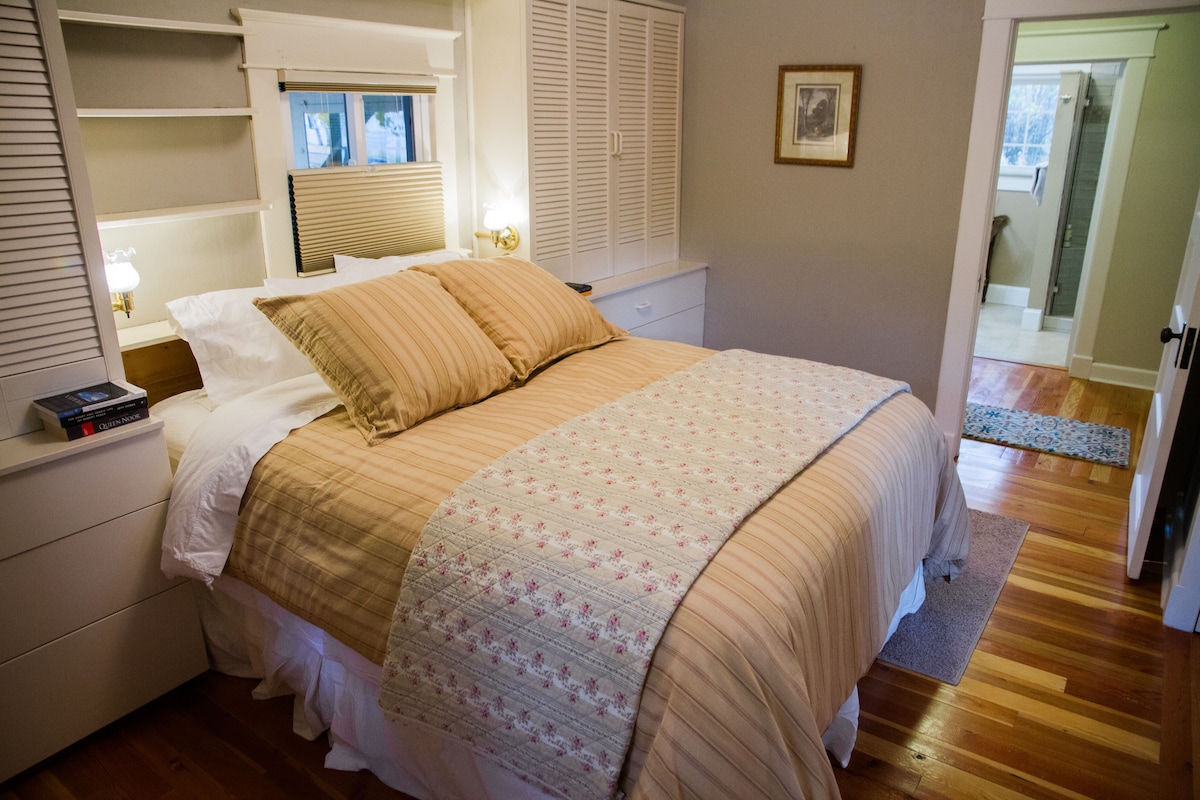 manželská posteľ, veľa zásuviek, žiadny šatník, vreckové dvere do obývačky, luxusná posteľná bielizeň a matrac