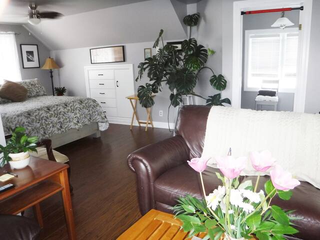 Henrietta House Loft