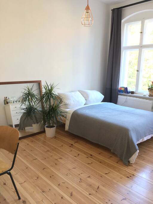 Zimmer mit Bett