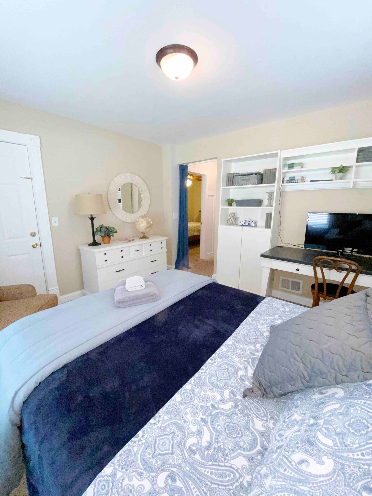 Esta sala de estar delantera fue convertida en un tercer dormitorio. Cortina de privacidad en la puerta. 