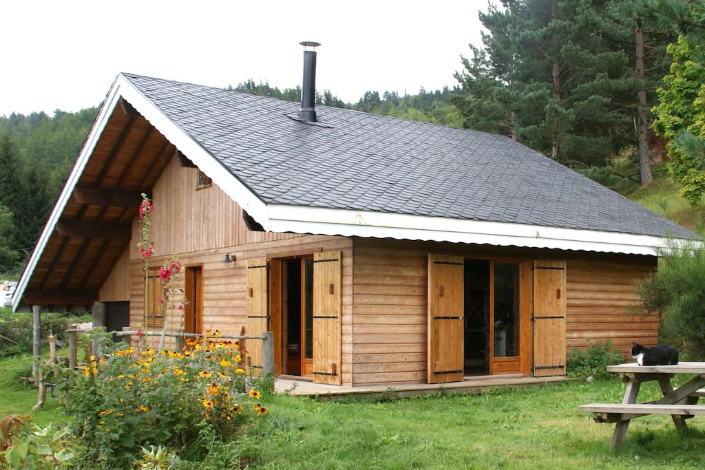 Le jardin et espace parking devant le chalet pour jeux divers