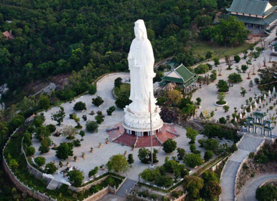 Chùa Linh Ứng là ngôi chùa quy mô lớn nhất và kiến ​​trúc nghệ thuật ở thành phố Đà Nẵng. Nó rất nổi tiếng với bức tượng Phật khổng lồ cao 67m. Bạn có thể tận hưởng không khí vô tận, con đường ven biển đẹp và sôi động.