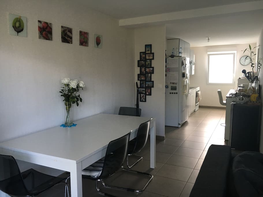 Salle à manger avec table à rallonge pour 14 personnes