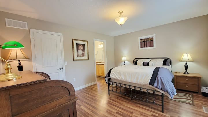 Camera principale, piano principale con bagno interno (con vasca/doccia)