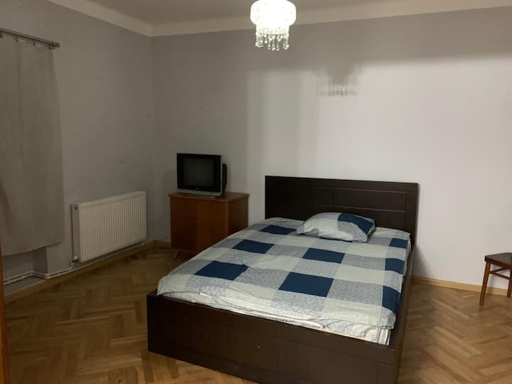 Spavaća soba  s prozorom, ormarom i krevetom za dva gosta . Vrata između spavaće sobe i dnevnog boravka.