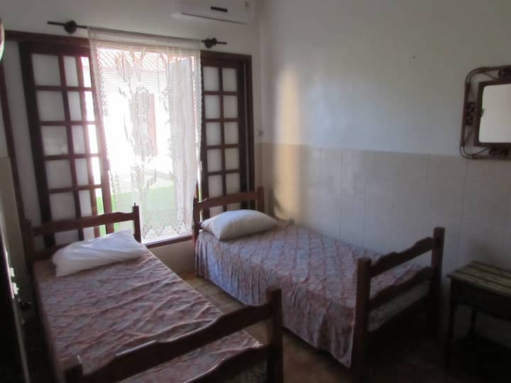 Chumba kimoja chenye kiyoyozi kilichogawanyika