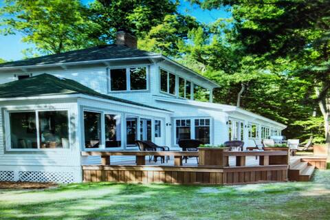 *Special Rate: 5 bdrm lake house w/stunning views!