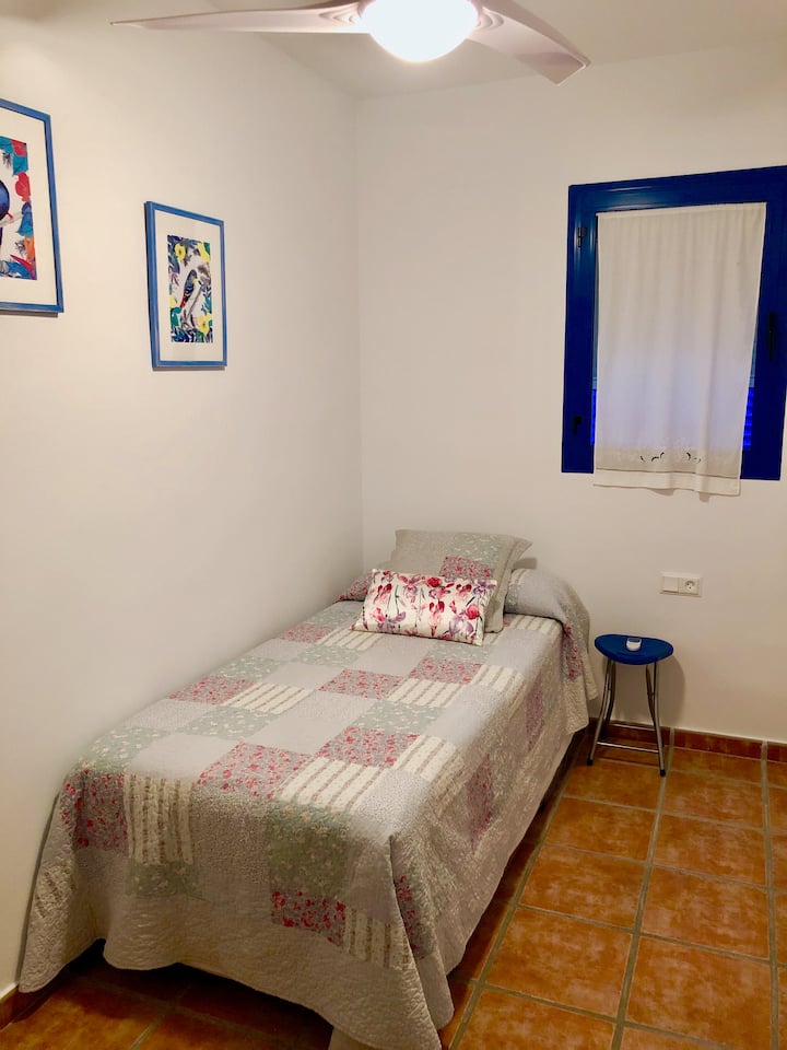 3号房，有两张1米宽单人床