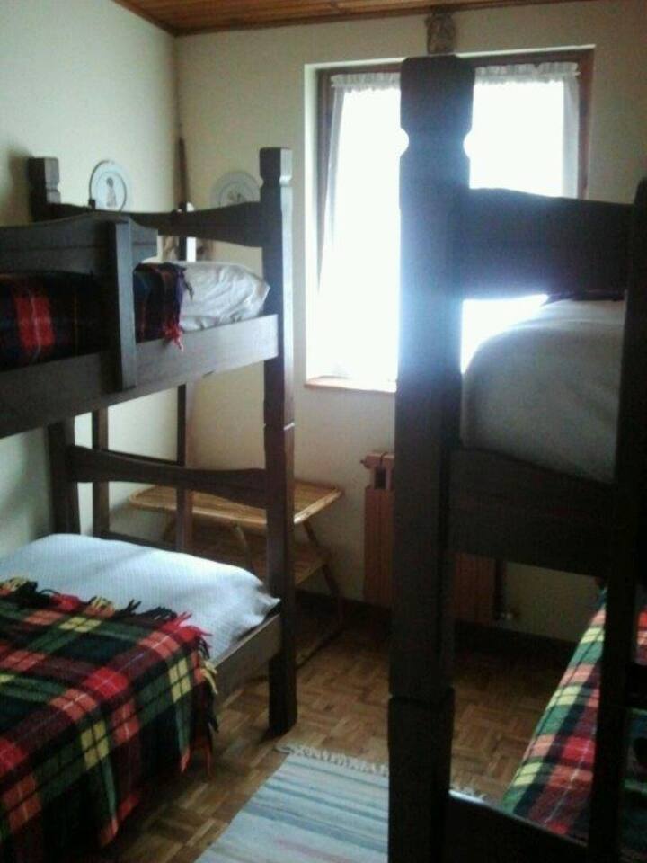 Მეორე საძინებელი 4 საწოლით