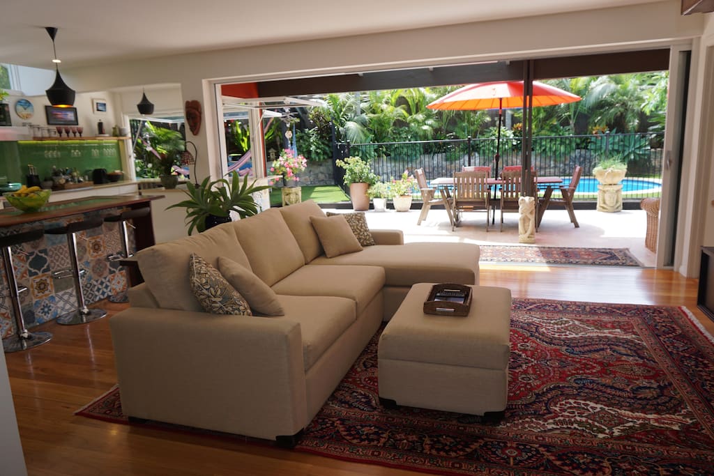 Lounge/Kitchen flowing into Back Garden