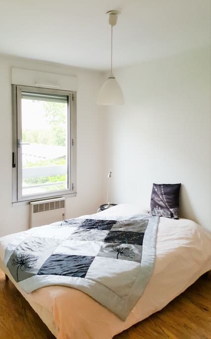 Chambre avec un lit double au calme