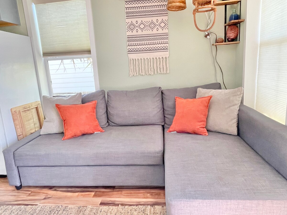 Charming East Cottage . Close to Airport