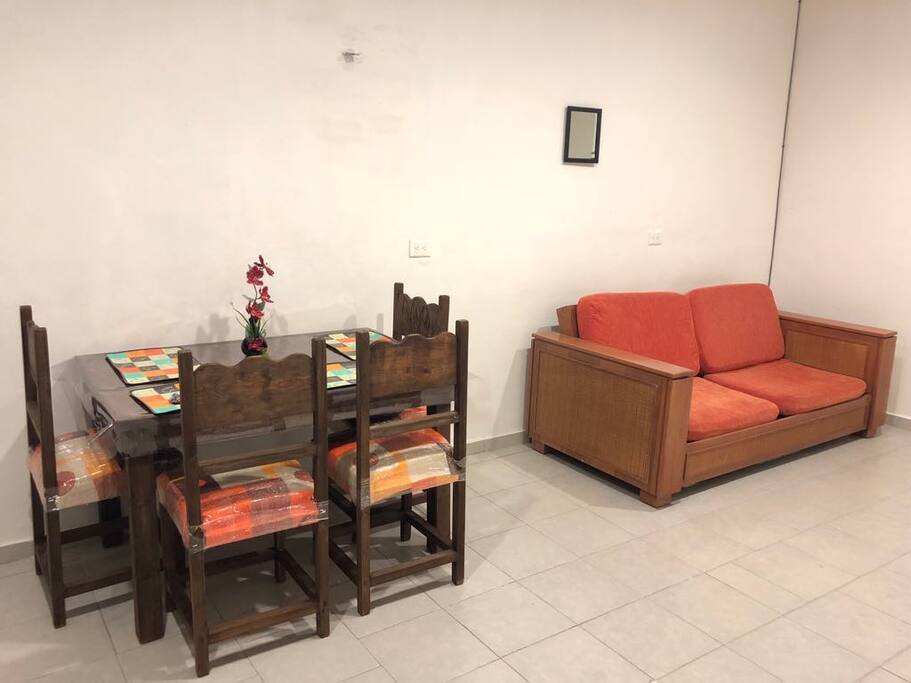 Comedor con sofá cama.