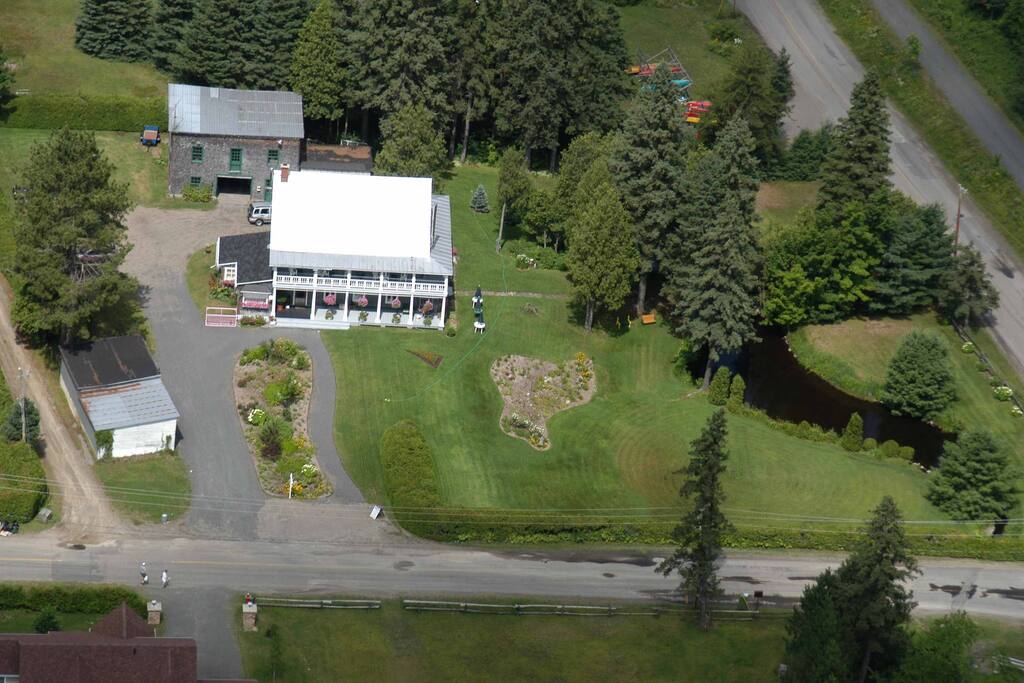 Vue aérienne de la propriété.