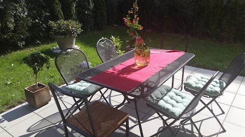 Cosy and quiet room close to the city with garden