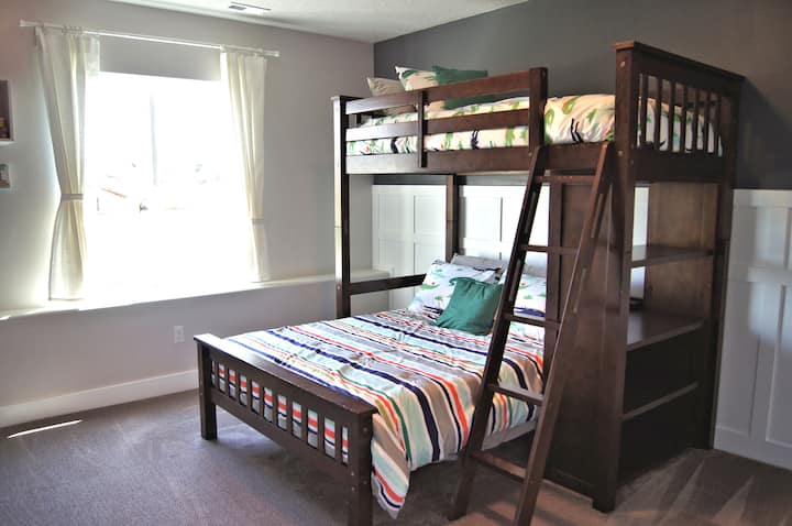 Alligator-Zimmer mit zwei Einzelbetten oben und unten in voller Größe. Dieser Raum macht so viel Spaß für Kinder, aber auch für Erwachsene bequem.