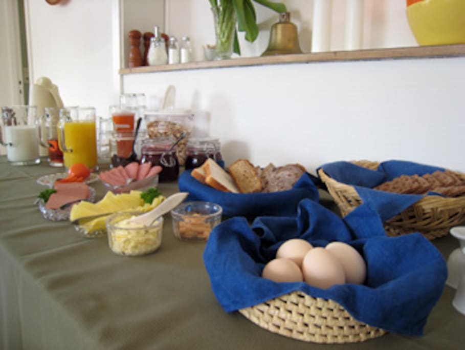 Frukost ingår med nybakt bröd, gröt och ägg.