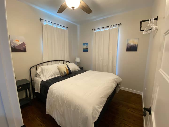 Chumba cha tatu cha kulala kilicho na kitanda aina ya Queen