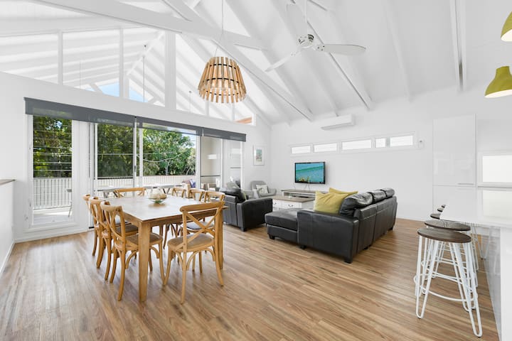 Mudjimba Beach House- Opposite Beach-Pets Welcome