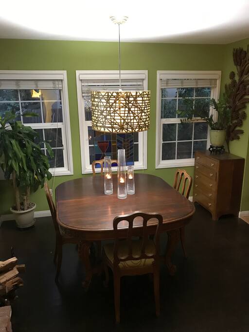 dining can accommodate up to 8