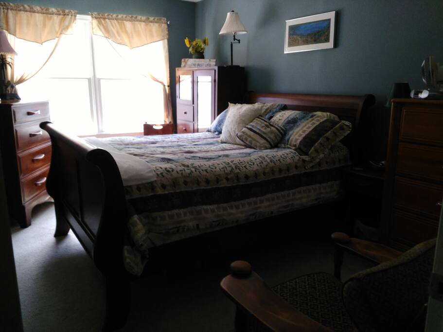 Bedroom with queen size bed