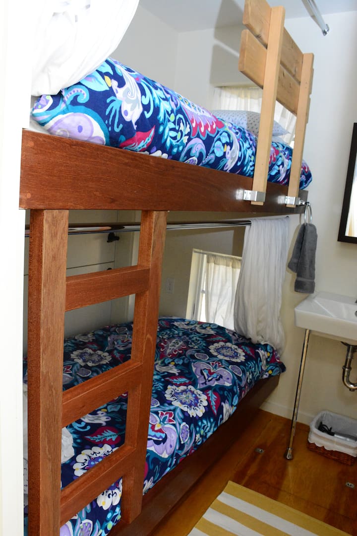 Vitanda vilivyo na pazia kwa ajili ya faragha. Kila ghorofa ina mlango wa nje mara mbili na nafasi ya kuweka vitu kwenye kizingiti cha dirisha. Muamana wa picha: Tatiana Ivanova