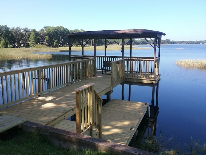Charming lakefront villa with kayak Houses for Rent in Hernando