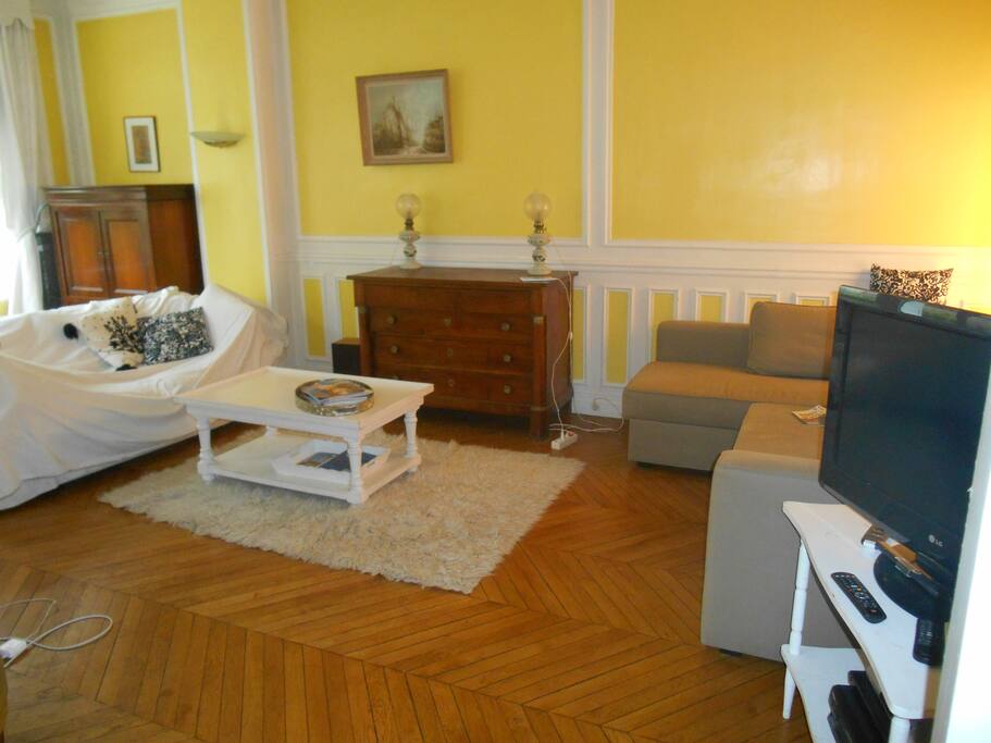 SALON, LIVING ROOM