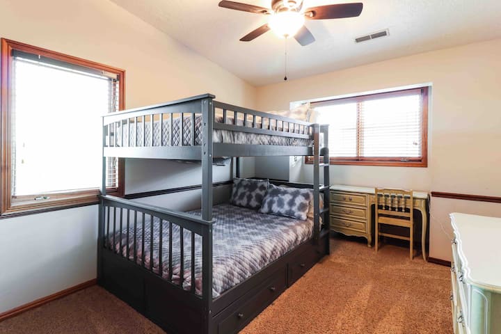 Na poschodí: Dvojité poschodové postele určené pre deti! Plus písací stôl na štúdium alebo čítanie! 