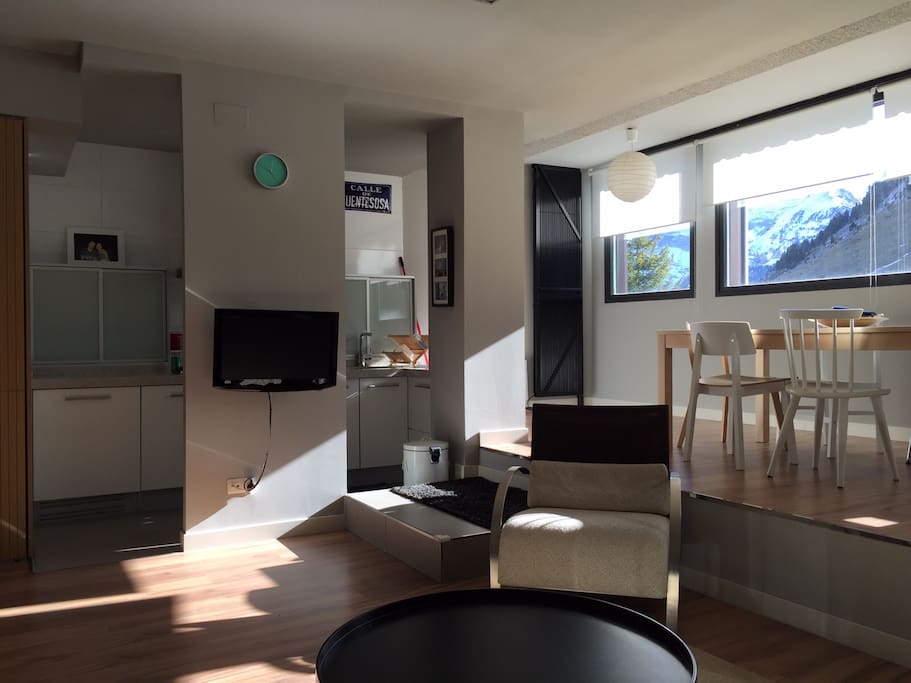 Salón y comedor con la cocina al fondo