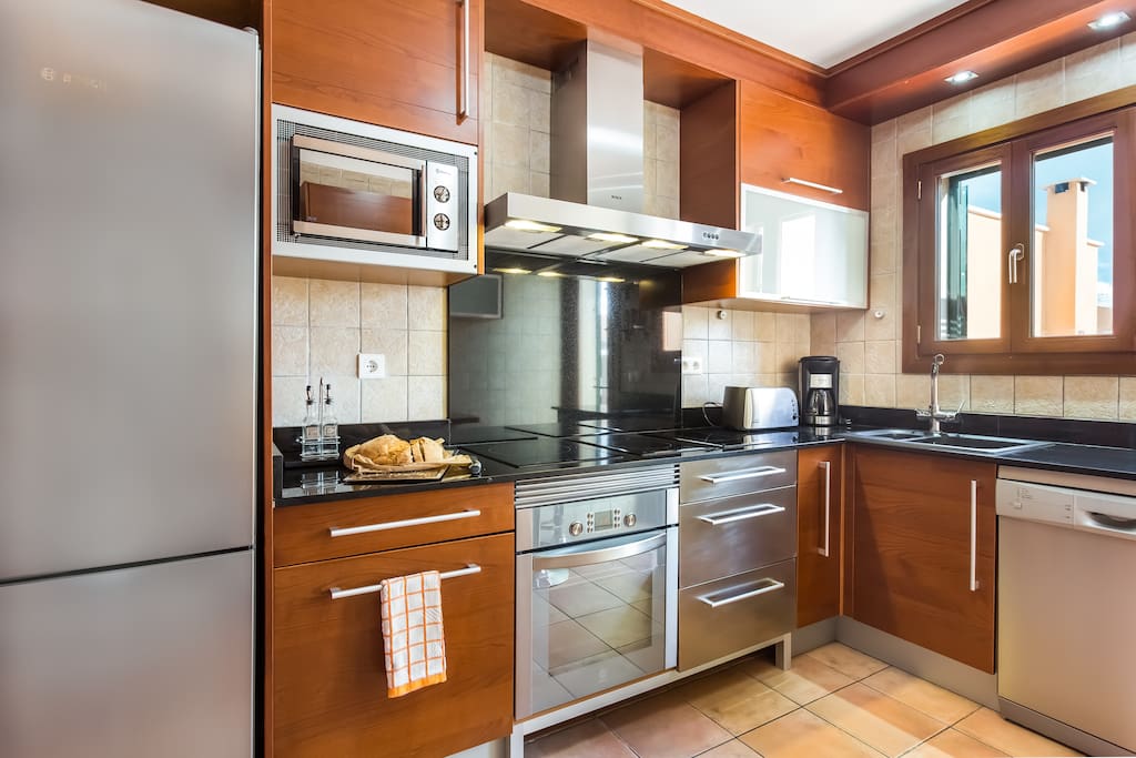 FULLY FURNISHED KITCHEN