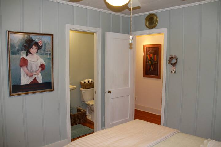 Queen Bedroom w/en suite bath