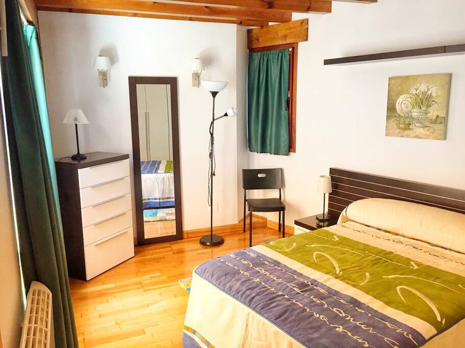 Dormitorio con cama de matrimonio