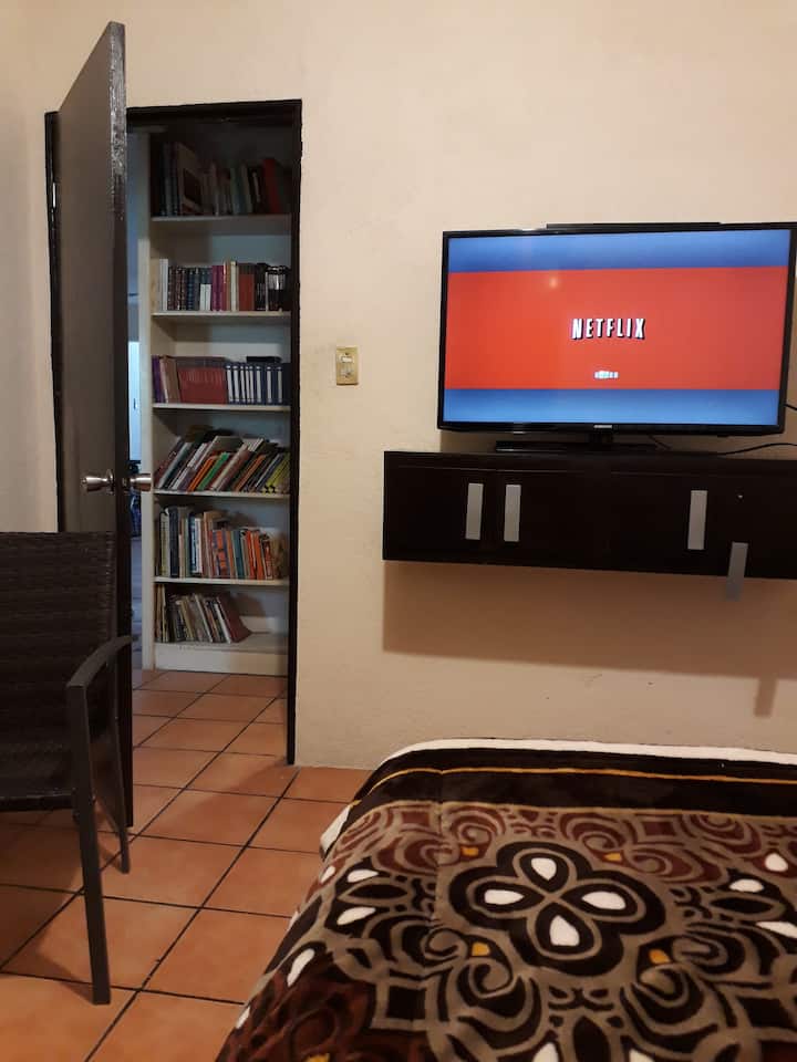 TV katika vyumba vyote viwili na vitabu kwa ajili ya watazamaji wote - kwa Kihispania - ikiwa ungependa kusoma.