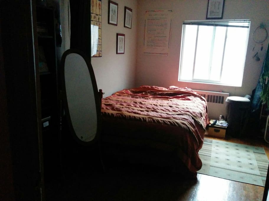 Queen size bed.