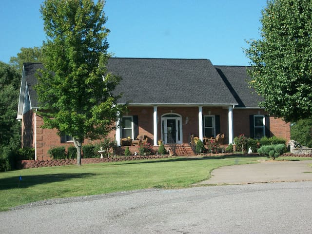 2 Bedroom Spacious Suite, 20 min from Nashville
