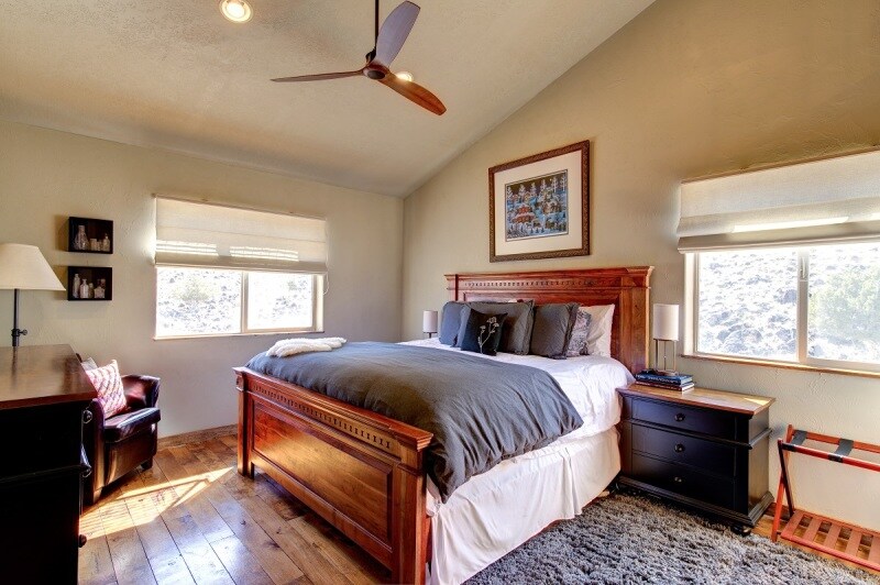 חדר שינה ראשי בקומה העליונה עם מיטה זוגית גדולה