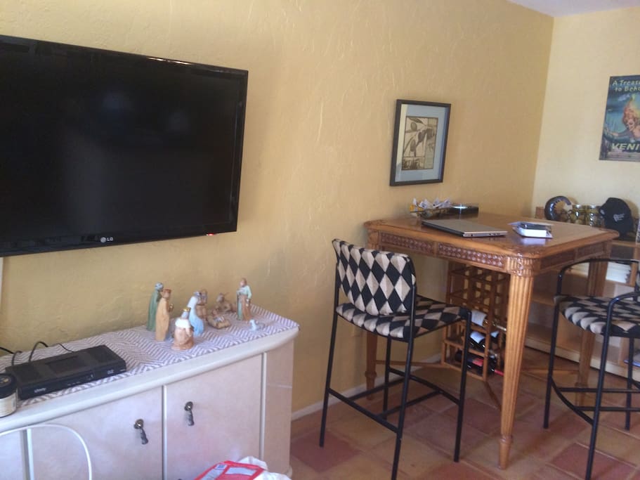 Nice flatscreen with basic cable