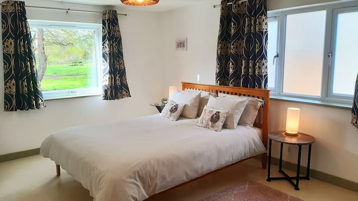 เตียงคิงไซส์พร้อมวิวสวนสวย