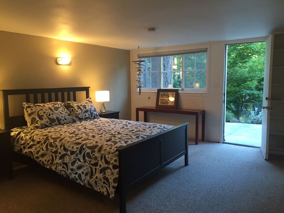 Comfortable private bedroom. New queen bed.