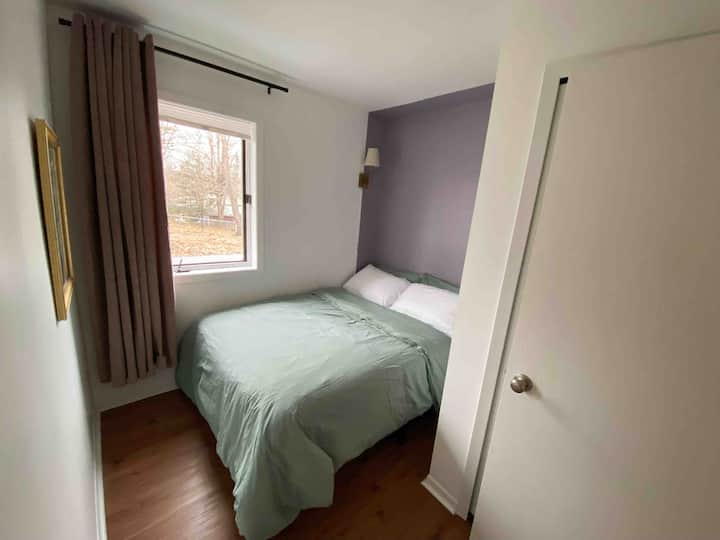 Treća spavaća soba nalazi se na gornjoj etaži s bračnim krevetom.