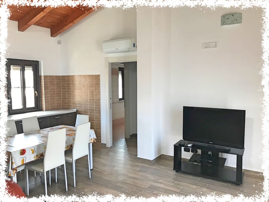 Cucina attrezzata e zona living Casetta Arcobaleno,Capo Rizzuto.