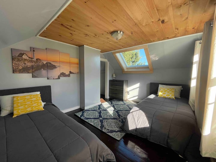 ツインベッド2台と天窓を備えた明るい2階のお部屋。

天窓からはオーシャンハーバーの景色が見えます！