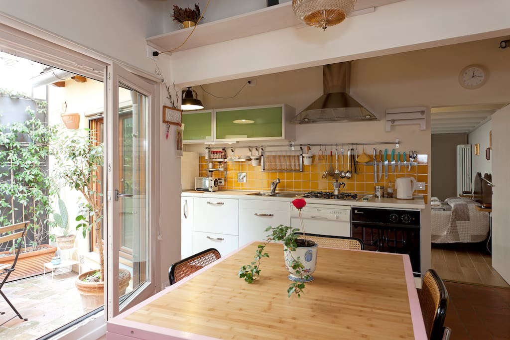 Cucina e tavolo da pranzo