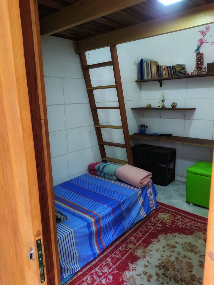 Quarto família do primeiro andar a sua disposição com ar condicionado e cama no Mezanino