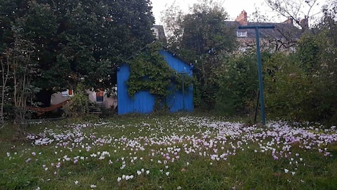 Cozy house with large garden, 2 hours from Paris