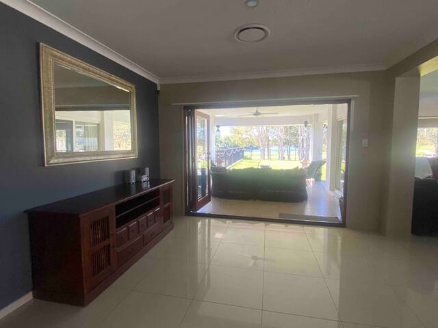 Golf course / lake views. Entire home. Suits 10 gallery image 4