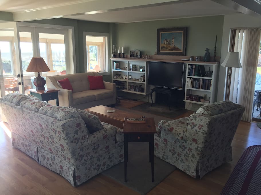 1st Floor Family room with TV